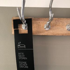 Großes Zimmer mit Kingsize-Bett